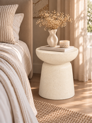 Stone Side Table كريمي في غرفة نوم هادئة