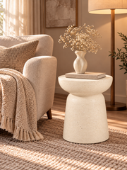 Stone Side Table كريمي في غرفة معيشة